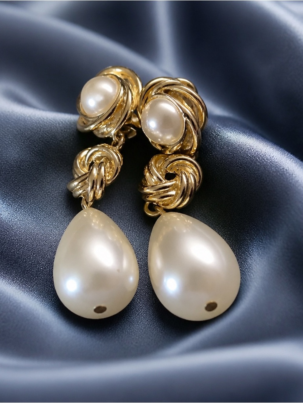 Title:Vintage KJL Kenneth Jay Lane Faux Pearl Love Knot Drop Clip On Earrings